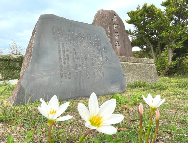 屋久島灯台　業績をたたえた石碑